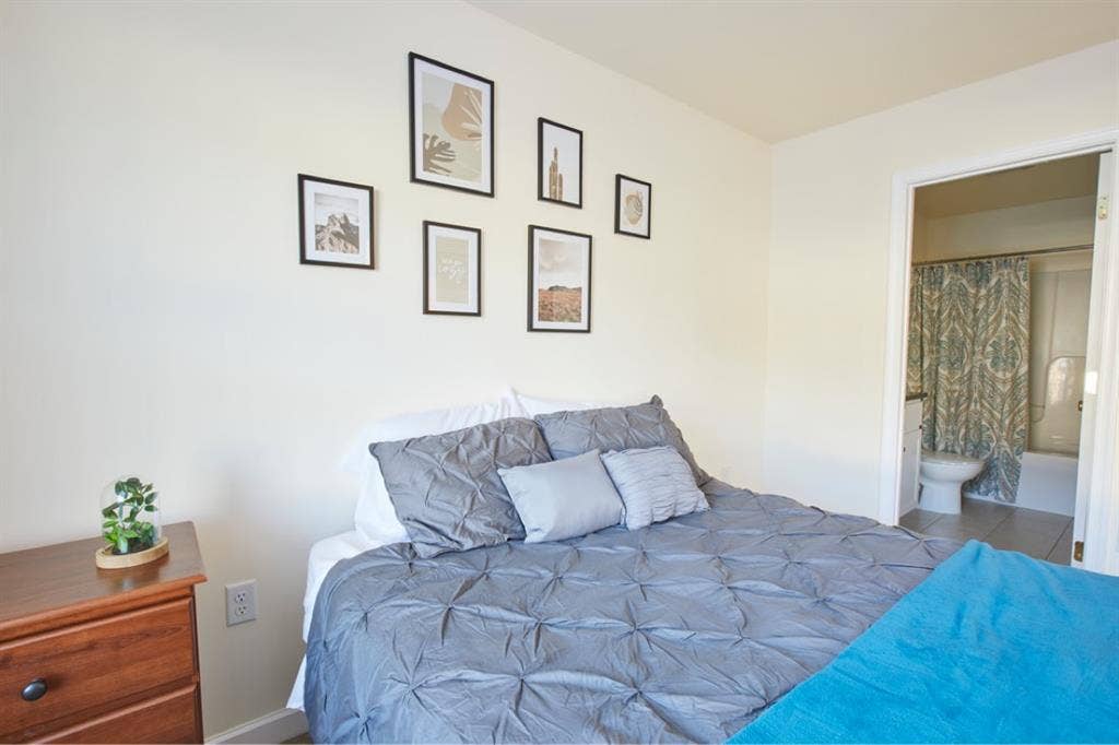 Available room w/ private bathroom!