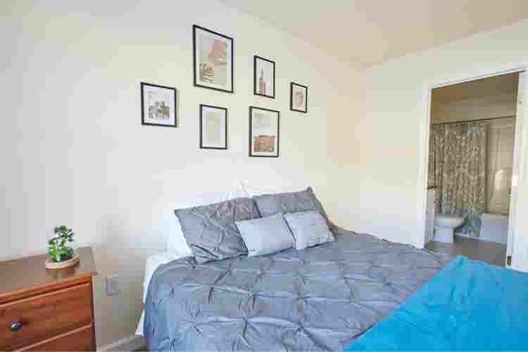 Available room w/ private bathroom!