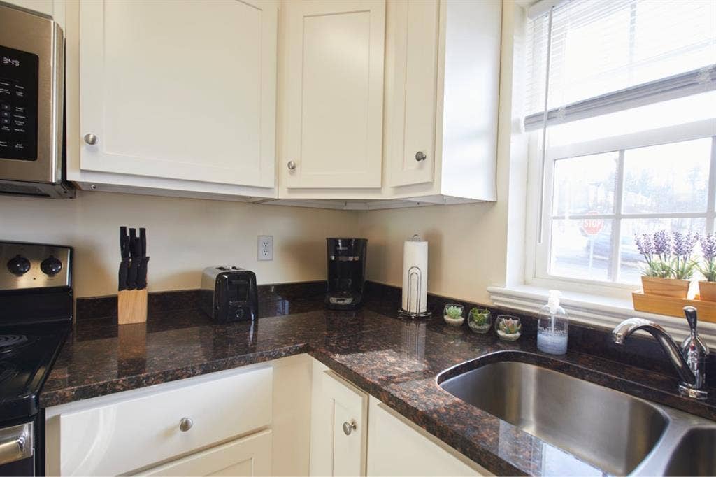 Available room w/ private bathroom!