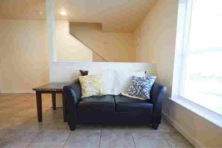 Available room w/ private bathroom!