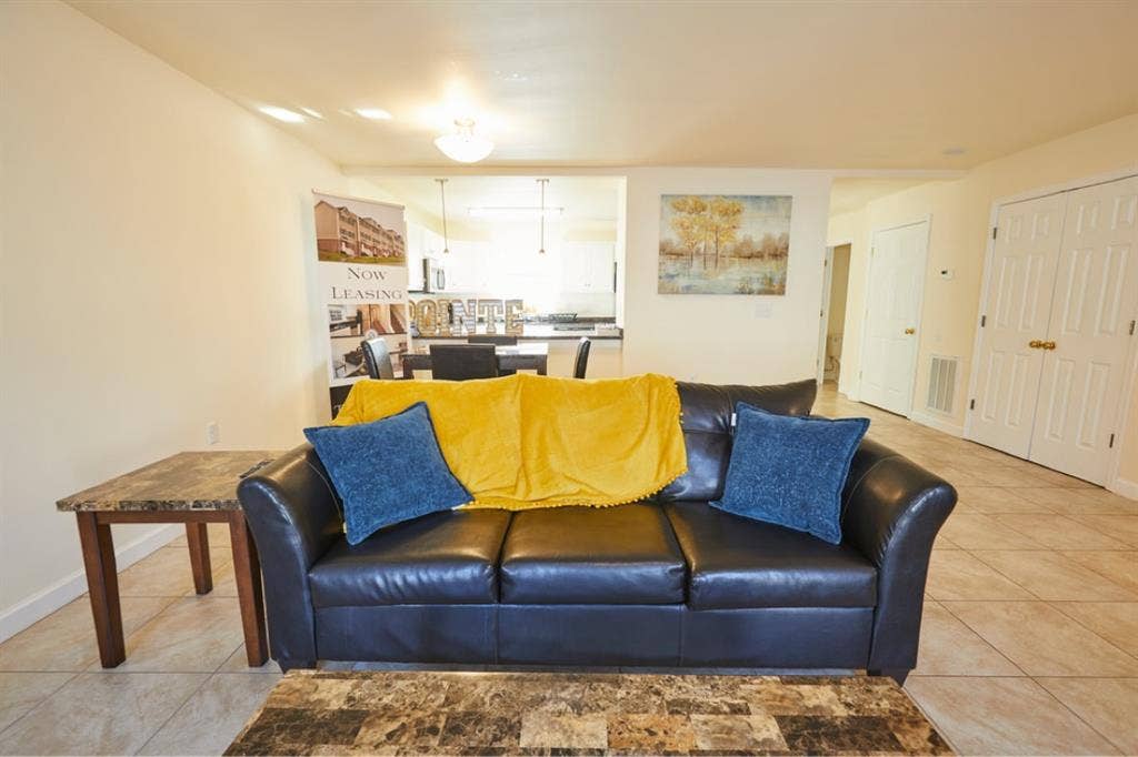 Available room w/ private bathroom!