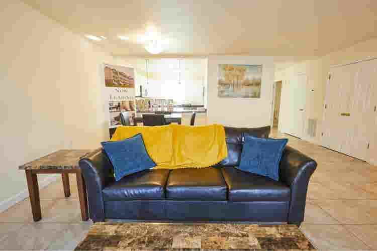 Available room w/ private bathroom!