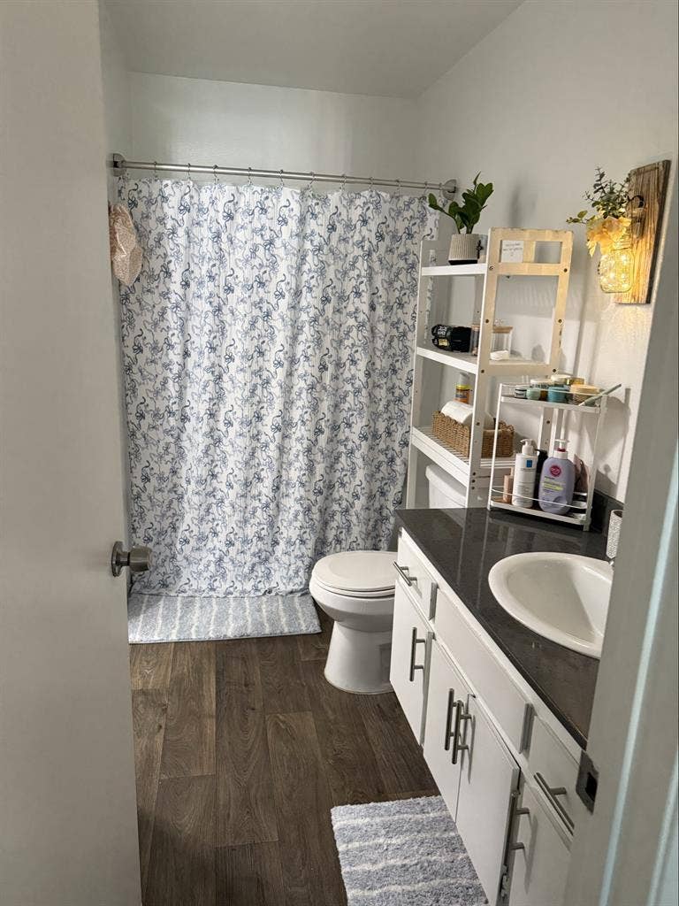 Looking for a female roommate