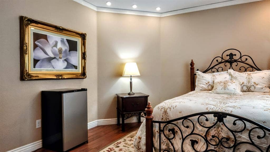 Furnished Bedroom + Priv Bathroom