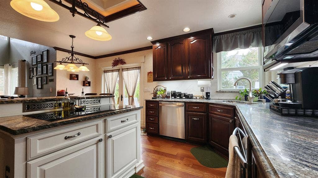 Furnished Bedroom + Priv Bathroom