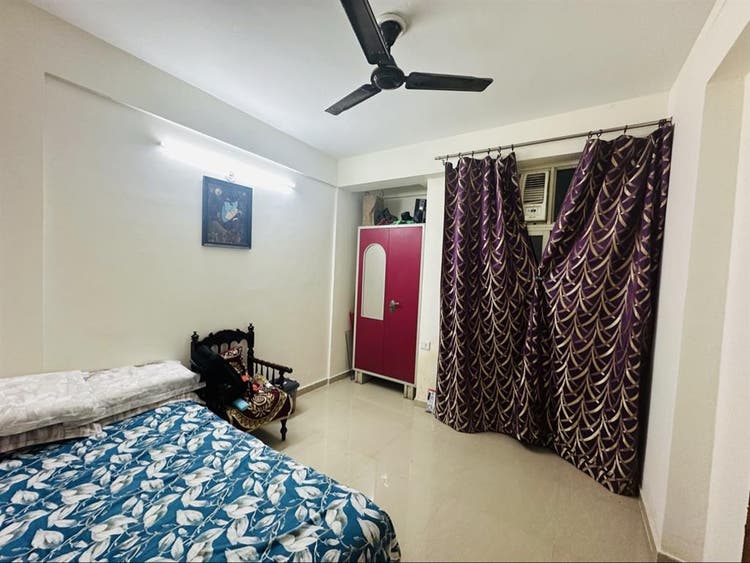 Hi, looking for flatmate.