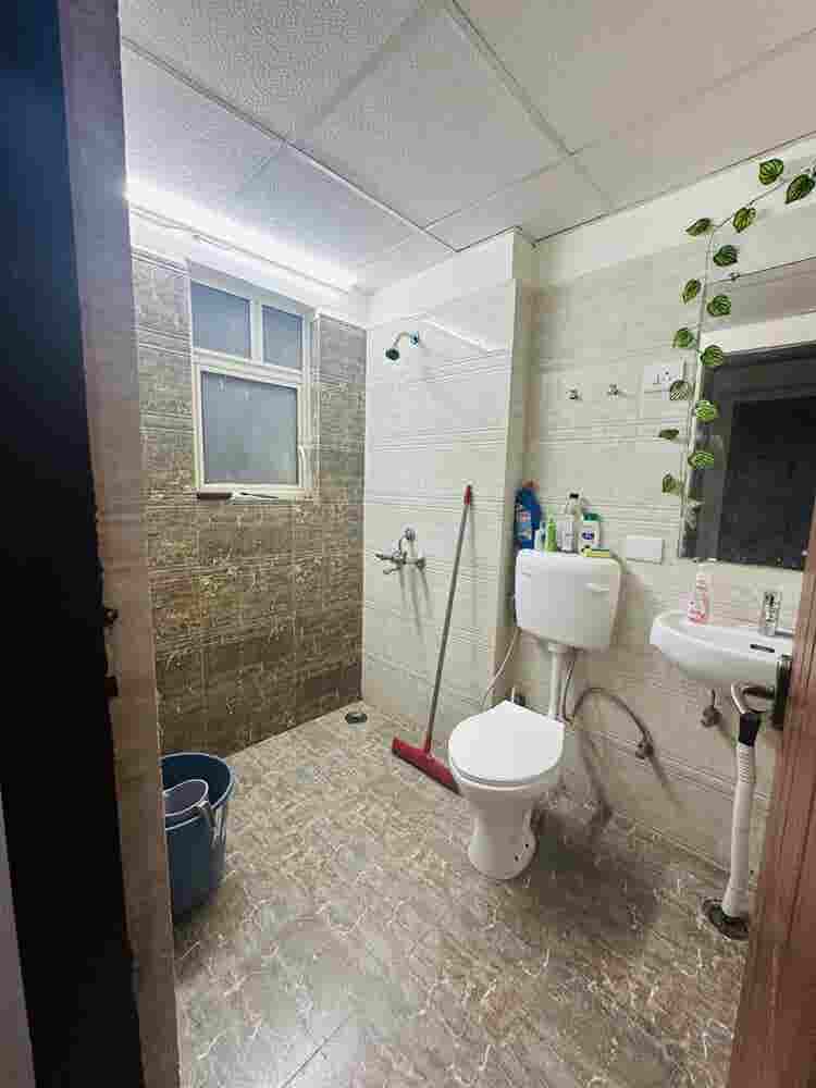 Hi, looking for flatmate.