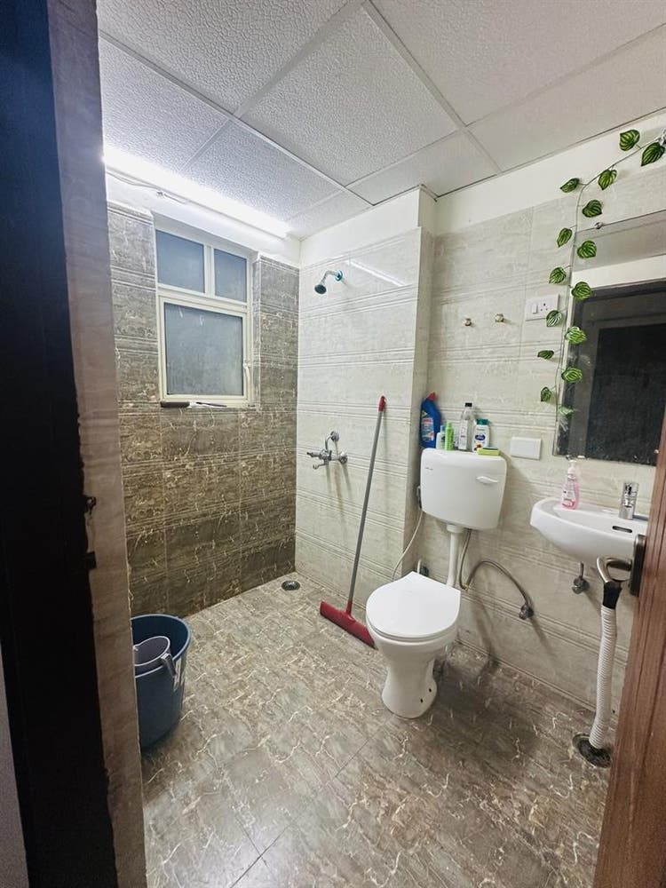 Hi, looking for flatmate.