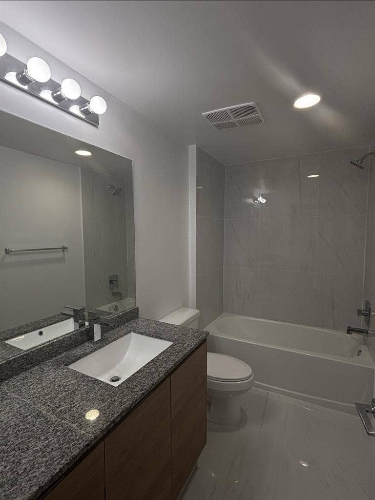 Private bed and bathroom Downtown