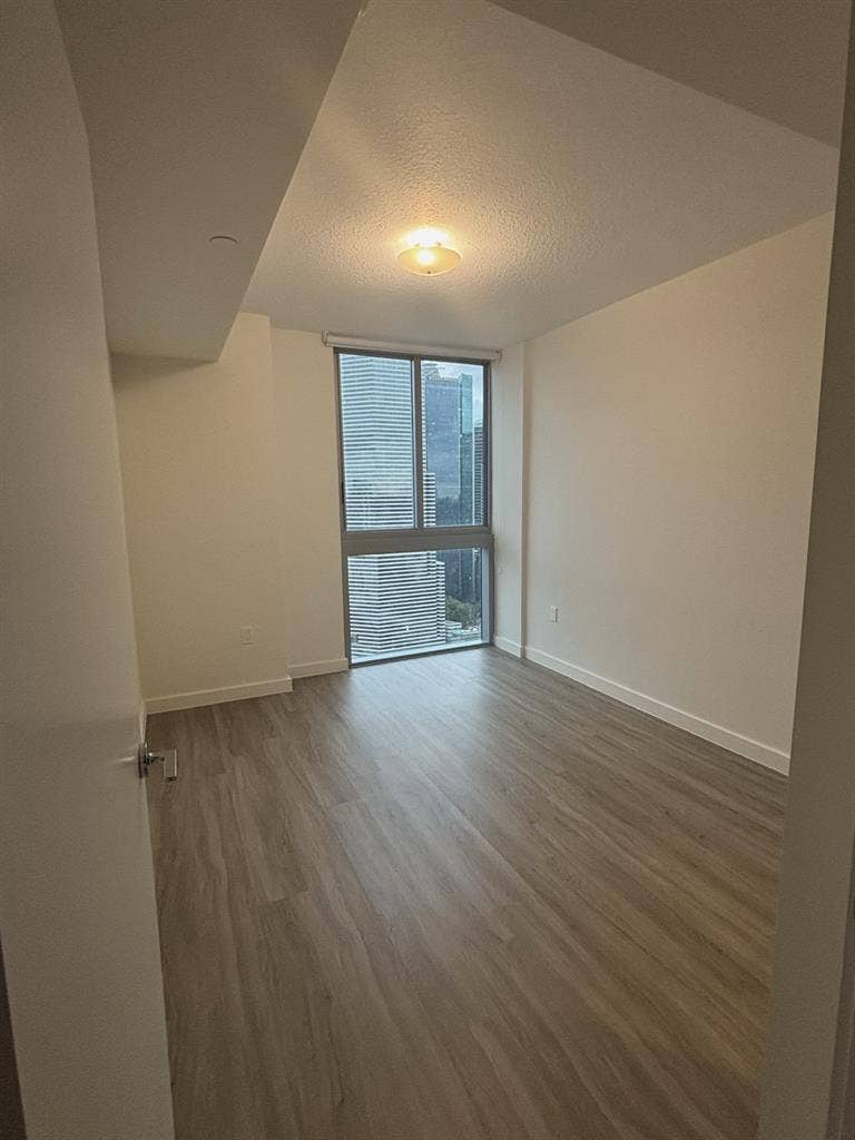 Private bed and bathroom Downtown