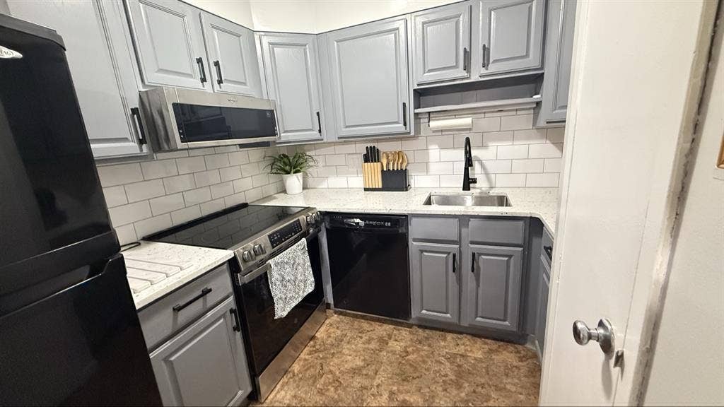 Room available- Relaxing Pond view!