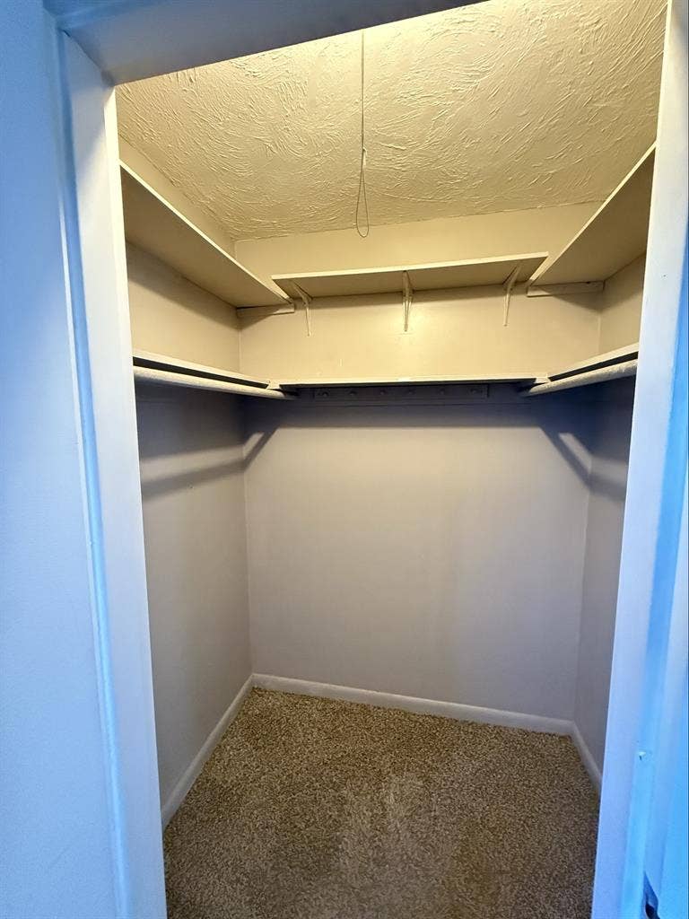 Room available- Relaxing Pond view!