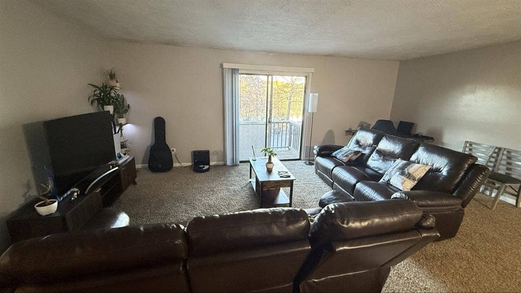 Room available- Relaxing Pond view!