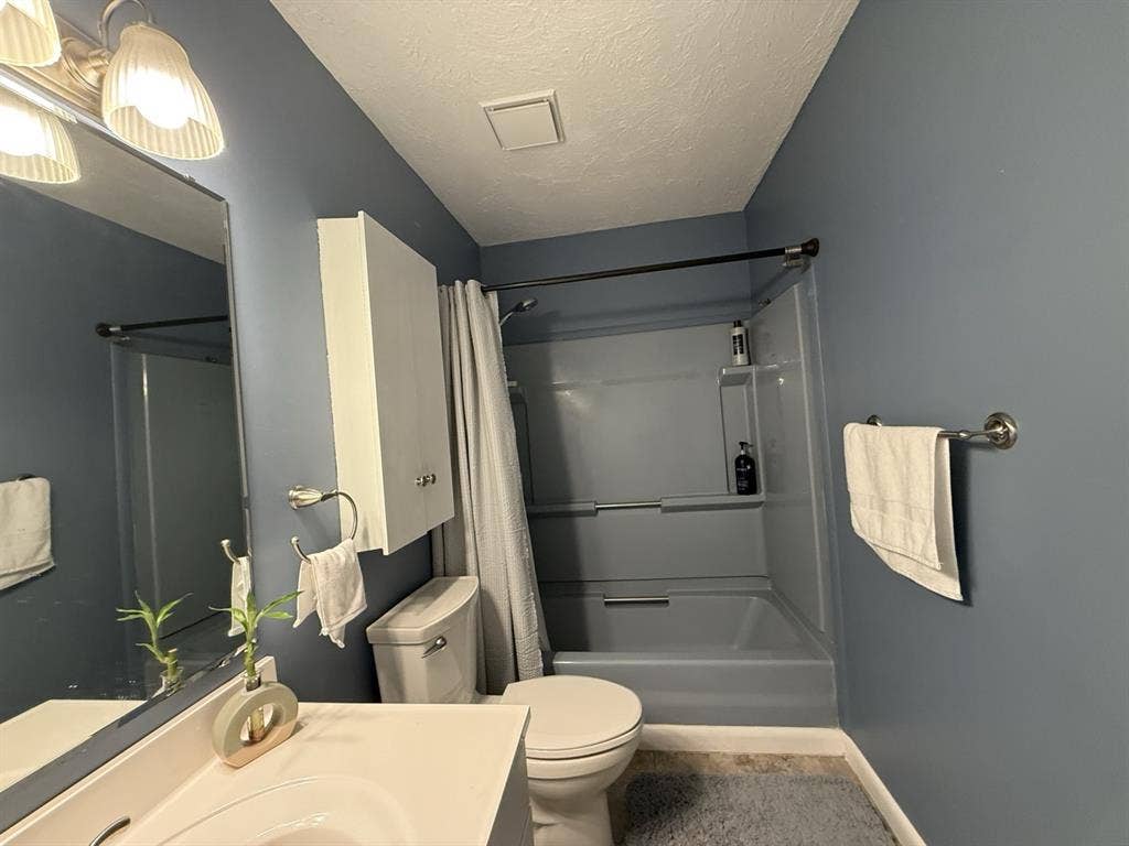 Room available- Relaxing Pond view!