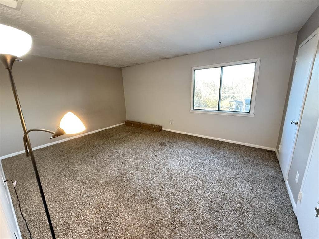 Room available- Relaxing Pond view!