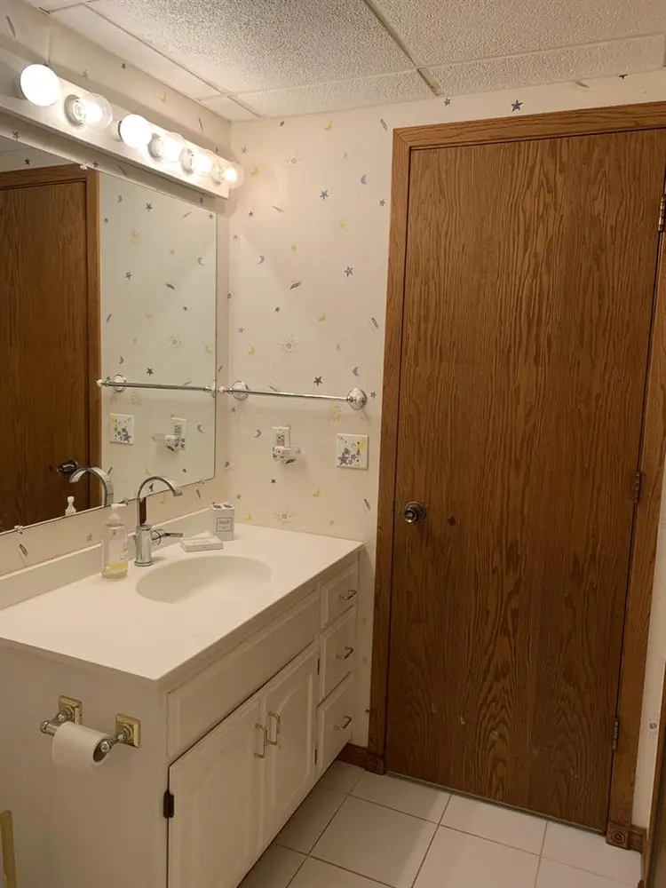 Giant room! Private Bath! TV room