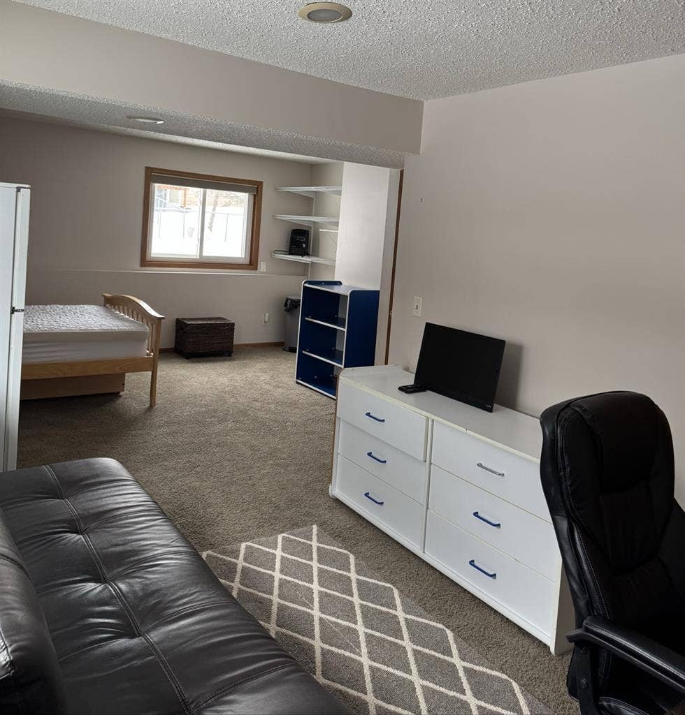 Giant room! Private Bath! TV room