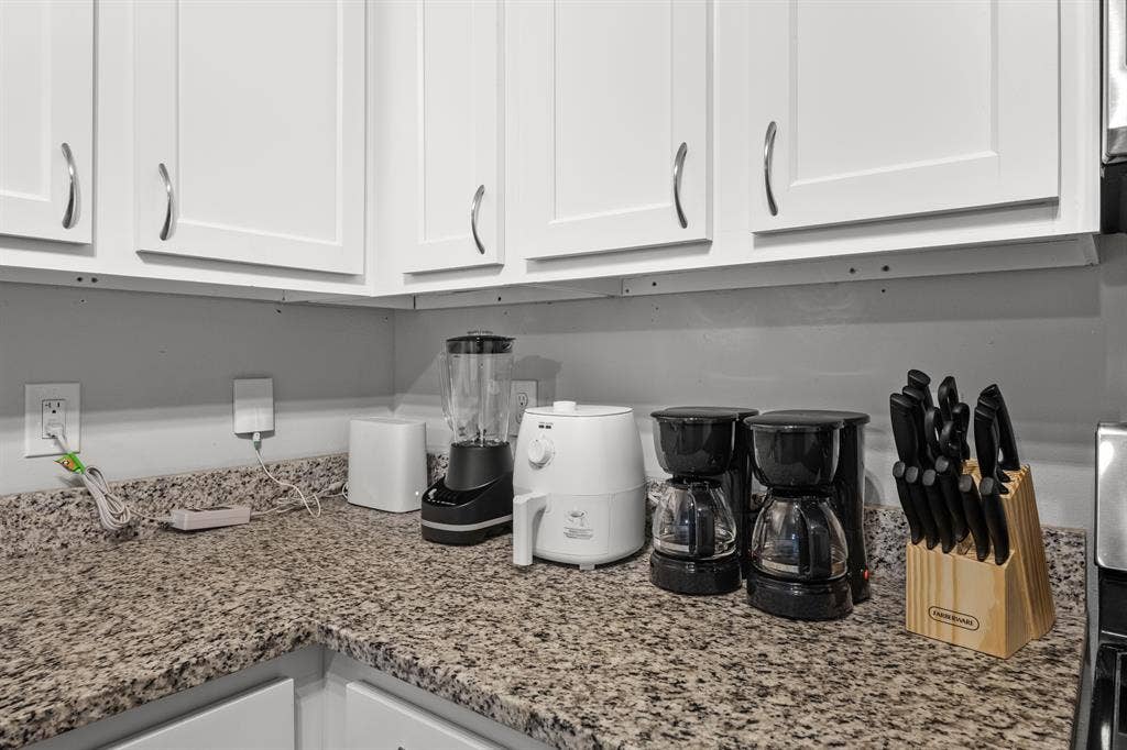 1 FURNISHED ROOMS /W SHARED BATHS