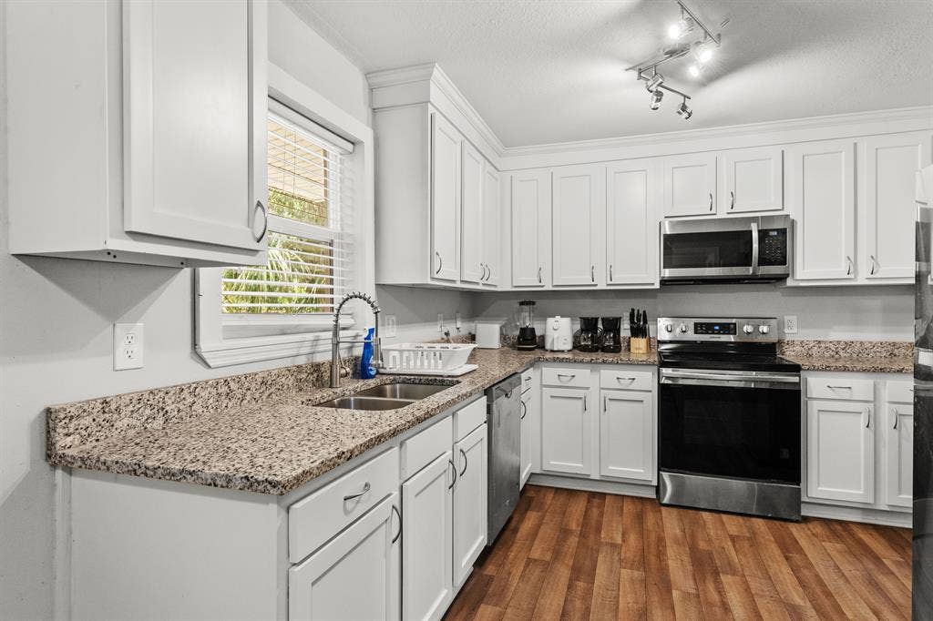 1 FURNISHED ROOMS /W SHARED BATHS