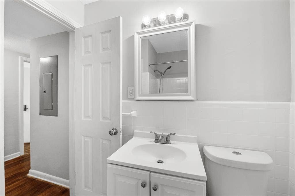 1 FURNISHED ROOMS /W SHARED BATHS