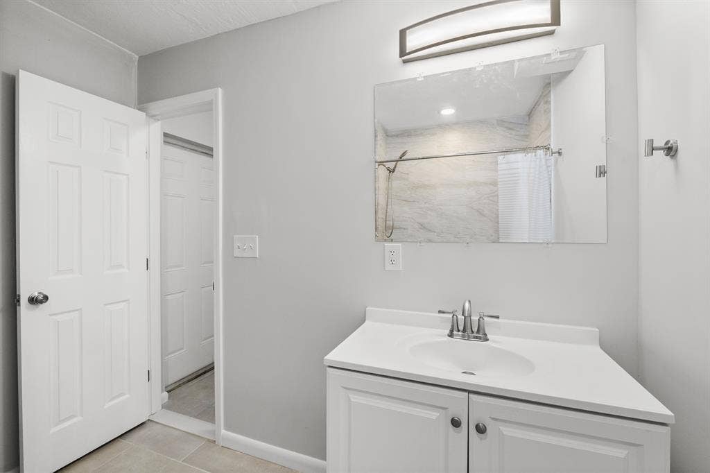 1 FURNISHED ROOMS /W SHARED BATHS