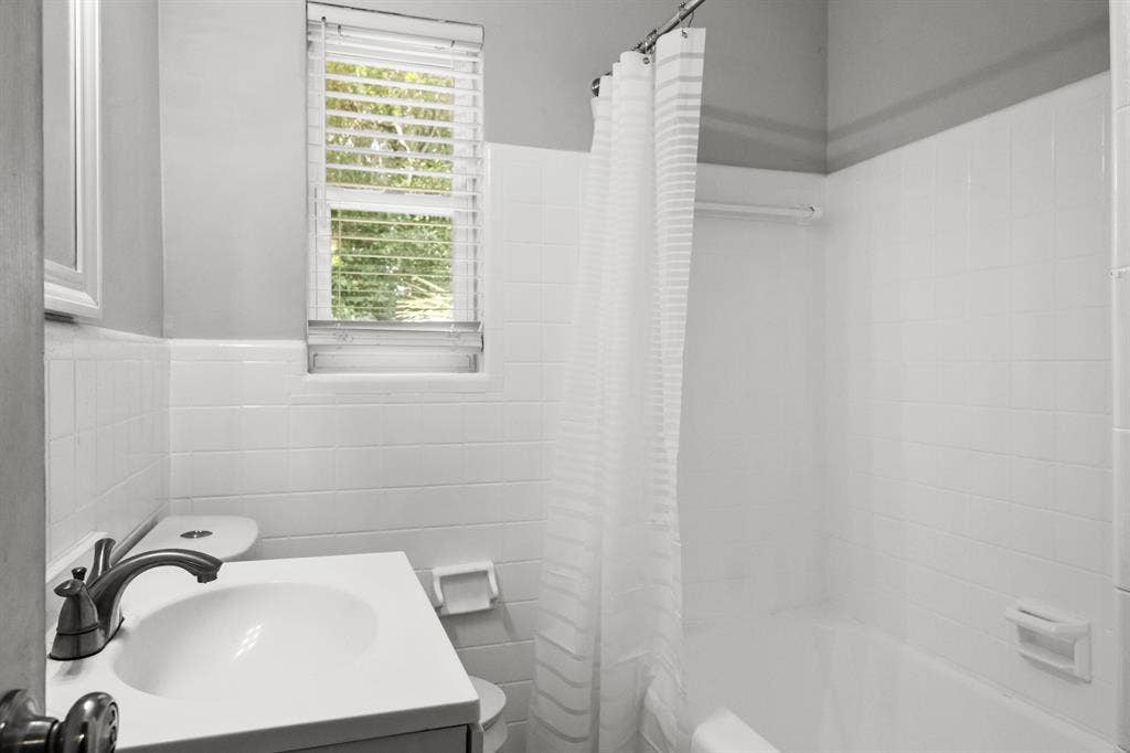 1 FURNISHED ROOMS /W SHARED BATHS