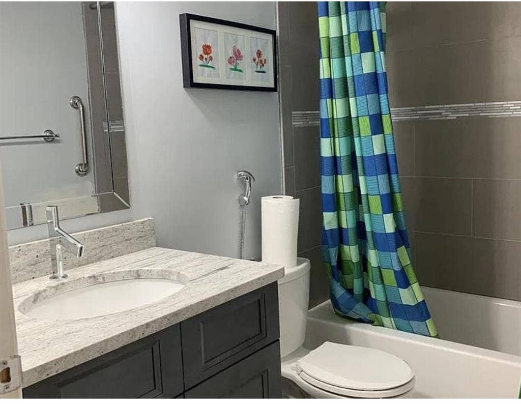 Looking for a female roommate !