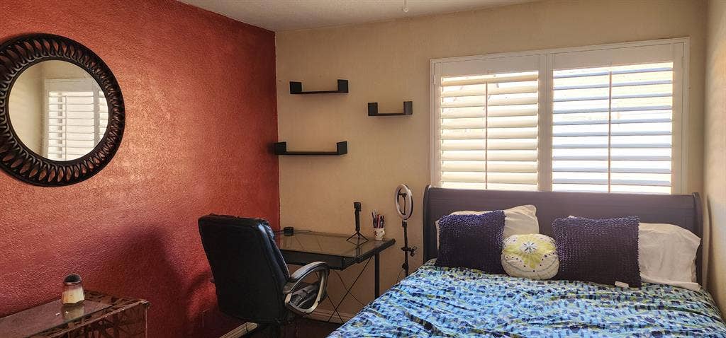 Room Quiet Neighborhood –  Nov 1st