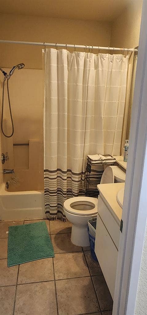 Room Quiet Neighborhood –  Nov 1st