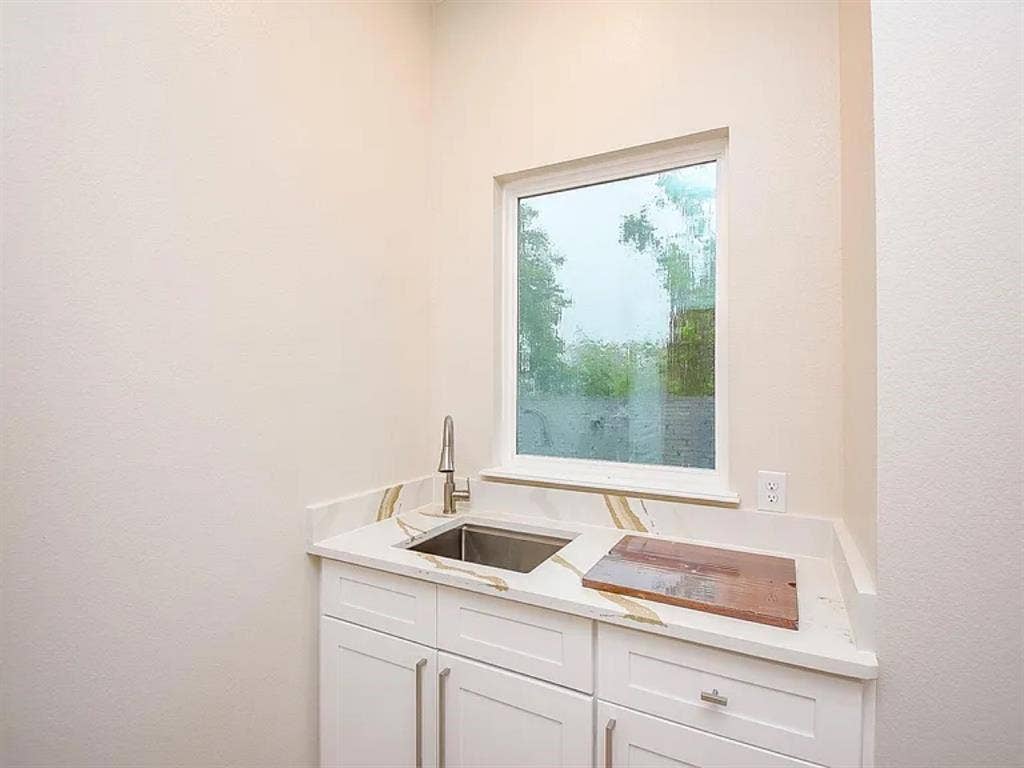 Huge master bedroom for rent