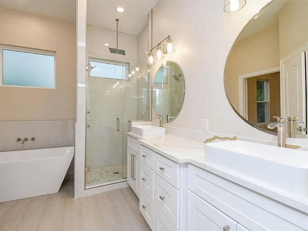 Huge master bedroom for rent