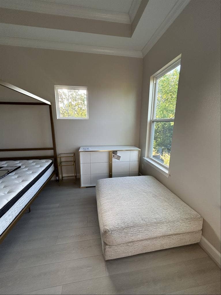 Huge master bedroom for rent