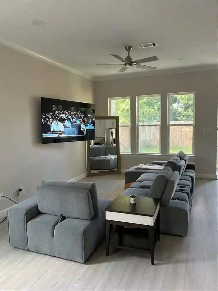 Huge master bedroom for rent