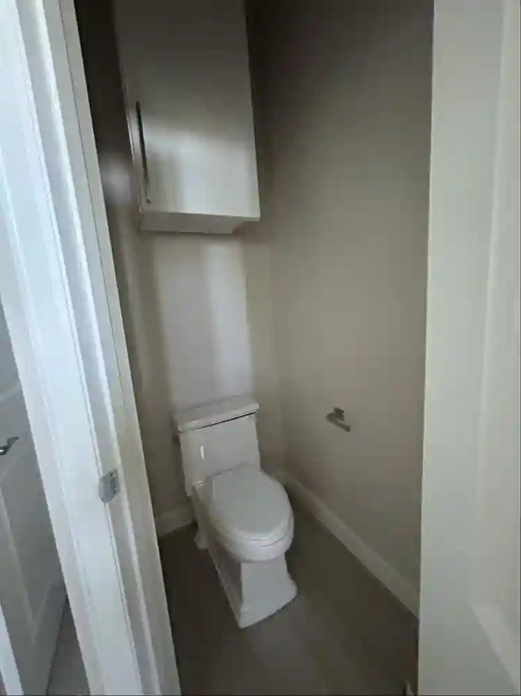 Huge master bedroom for rent