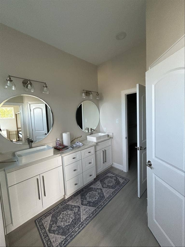 Huge master bedroom for rent