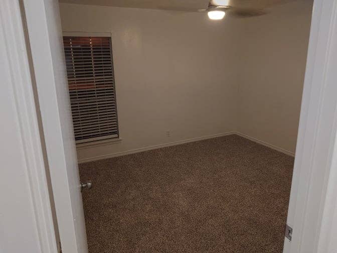 3 bdr townhouse,  bath, backyard