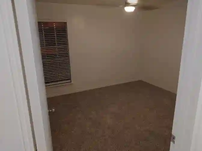 3 bdr townhouse, bath, backyard