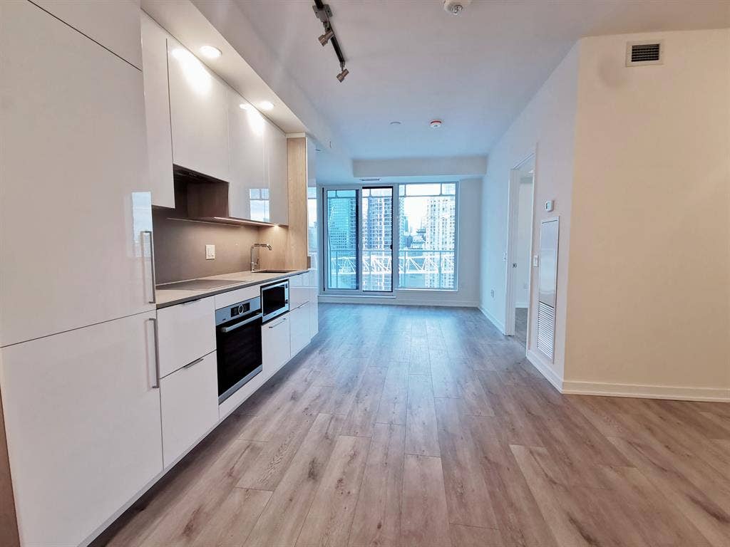 Upscale  Condo for Rent Yonge/QQ