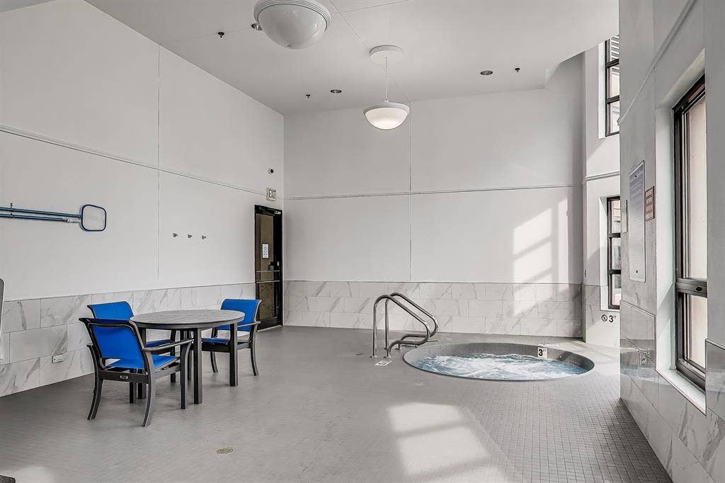 Sublease:  E Ontario St #