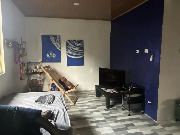 One room for rent. Daily or weekly.