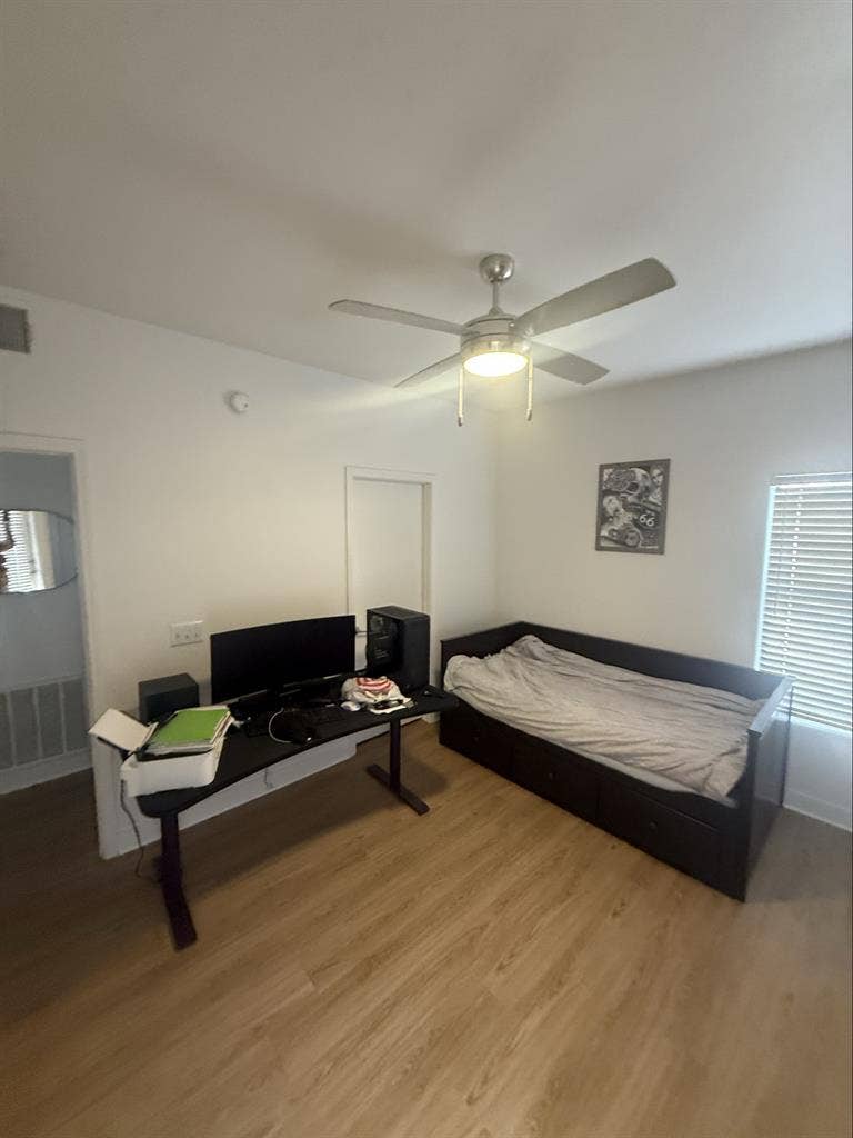 Room with private bathroom+balcony