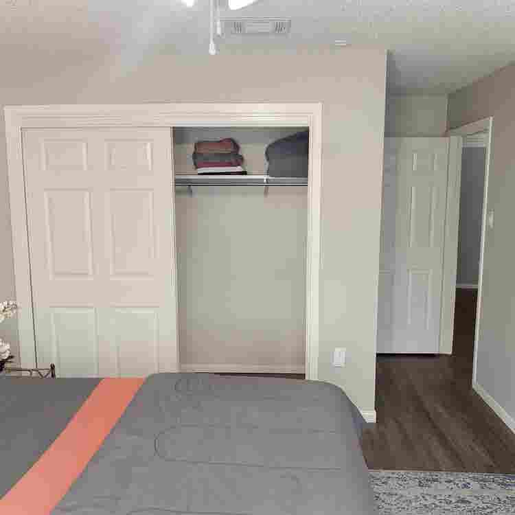 Room with private bath(furnished)