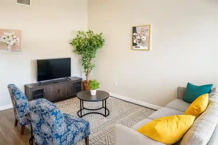 Room with private bath(furnished)