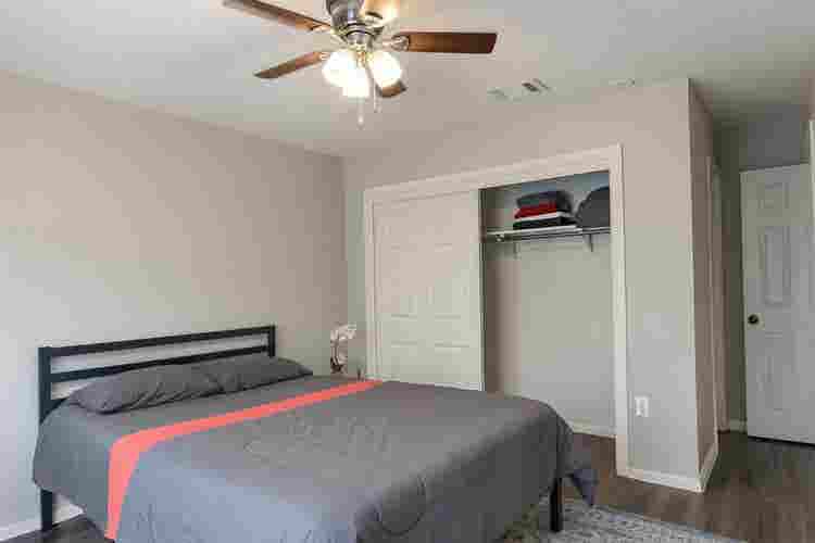 Room with private bath(furnished)