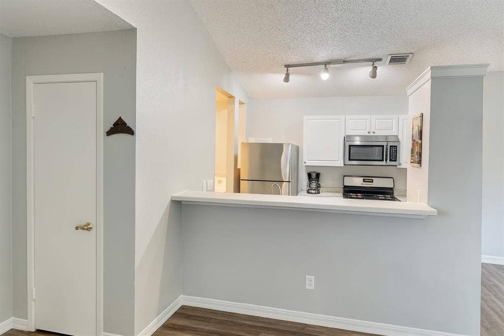 Room with private bath(furnished)