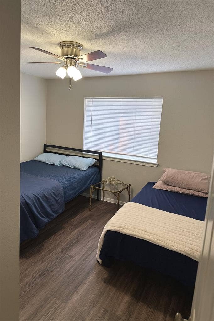 Room with private bath(furnished)