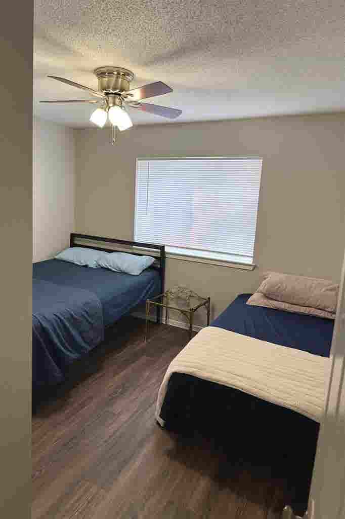 Room with private bath(furnished)