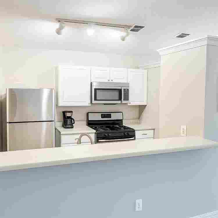 Room with private bath(furnished)