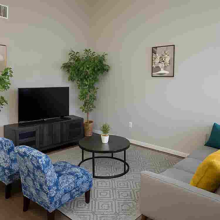 Room with private bath(furnished)