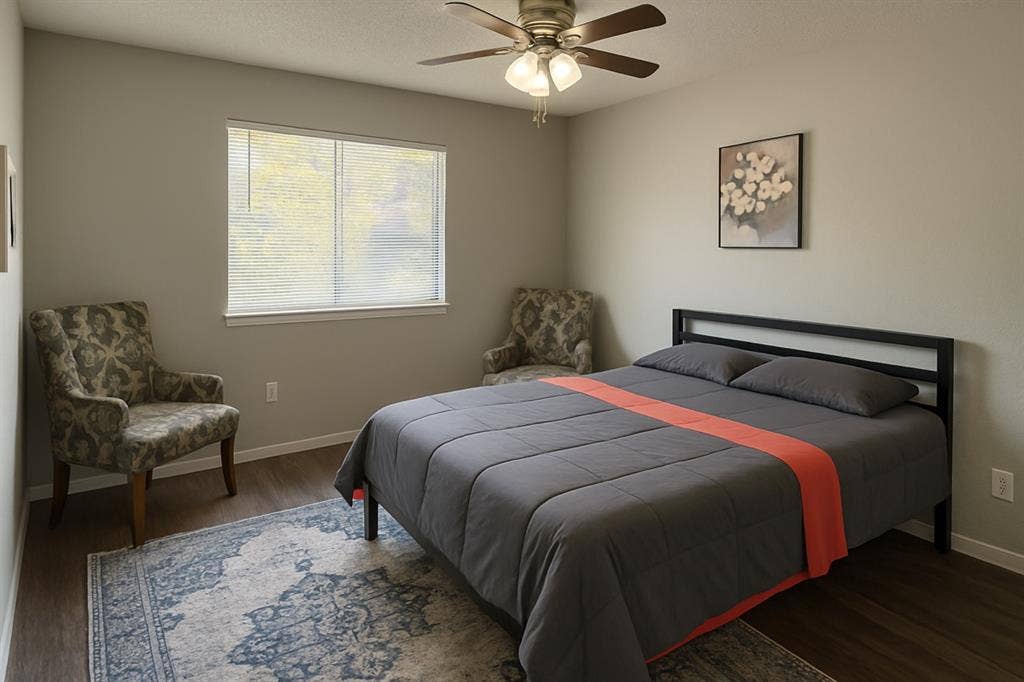 Room with private bath(furnished)